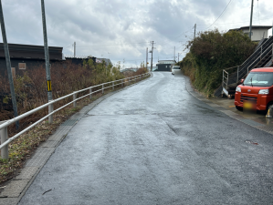 八戸市大字田向、土地の前面道路を含む現地写真画像です