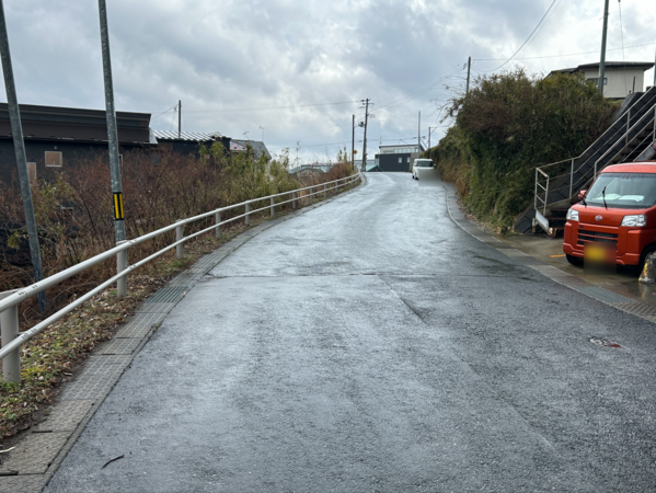 八戸市大字田向、土地の前面道路を含む現地写真画像です