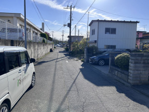 八戸市根城、新築一戸建ての前面道路を含む現地写真画像です