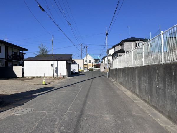 八戸市根城、新築一戸建ての前面道路を含む現地写真画像です