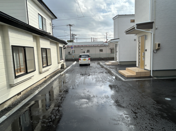 八戸市沼館、新築一戸建ての前面道路を含む現地写真画像です