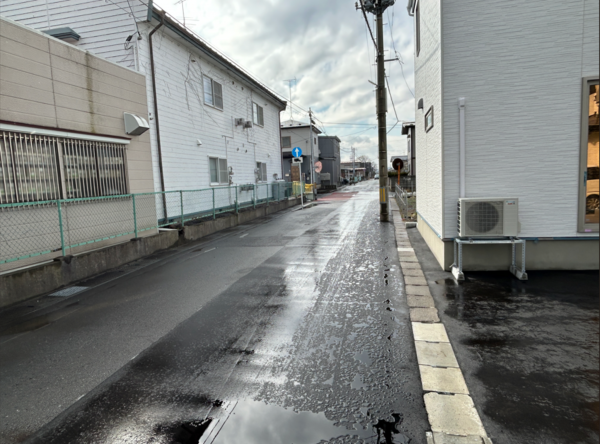 八戸市沼館、新築一戸建ての前面道路を含む現地写真画像です