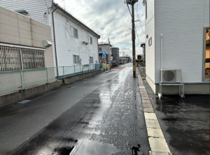 八戸市沼館、新築一戸建ての前面道路を含む現地写真画像です