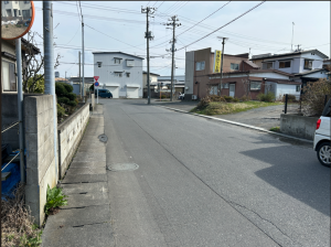 八戸市沼館、土地の前面道路を含む現地写真画像です