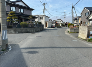八戸市沼館、土地の前面道路を含む現地写真画像です