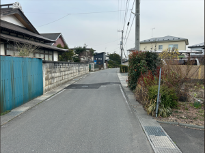 八戸市大字田面木、中古一戸建ての前面道路を含む現地写真画像です