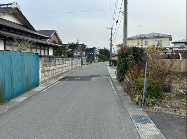 八戸市大字田面木、中古一戸建ての前面道路を含む現地写真画像です