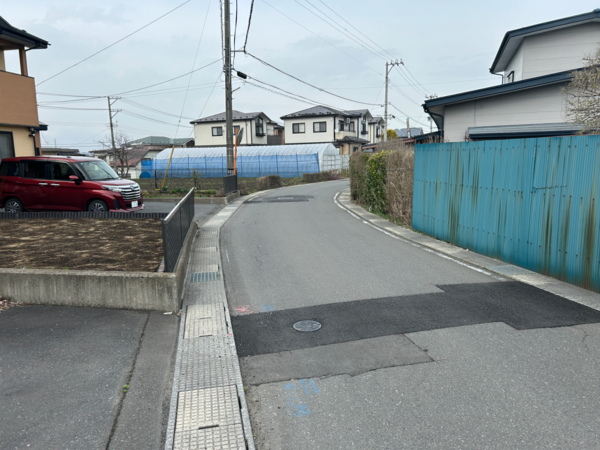 八戸市大字田面木、中古一戸建ての前面道路を含む現地写真画像です