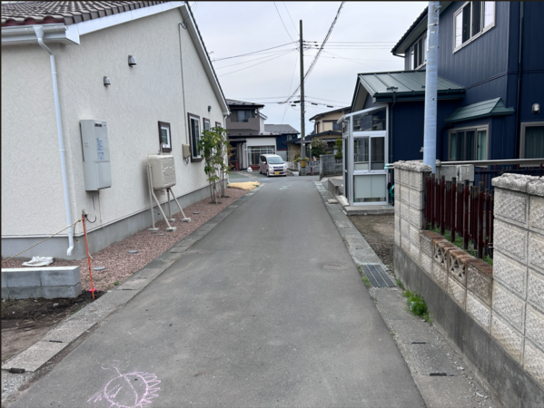 八戸市大字白銀町、新築一戸建ての前面道路を含む現地写真画像です