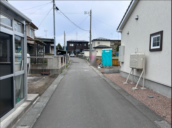 八戸市大字白銀町、新築一戸建ての前面道路を含む現地写真画像です