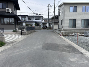 八戸市大字長苗代、新築一戸建ての前面道路を含む現地写真画像です