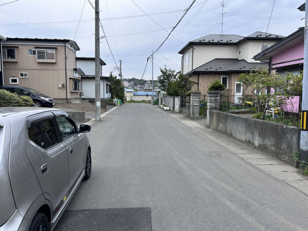 八戸市大字長苗代、新築一戸建ての前面道路を含む現地写真画像です