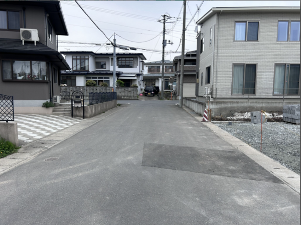 八戸市大字長苗代、新築一戸建ての前面道路を含む現地写真画像です
