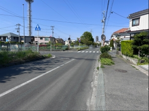 八戸市諏訪、中古一戸建ての前面道路を含む現地写真画像です