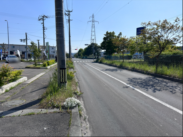 八戸市諏訪、中古一戸建ての前面道路を含む現地写真画像です