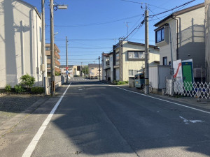 八戸市小中野、新築一戸建ての前面道路を含む現地写真画像です