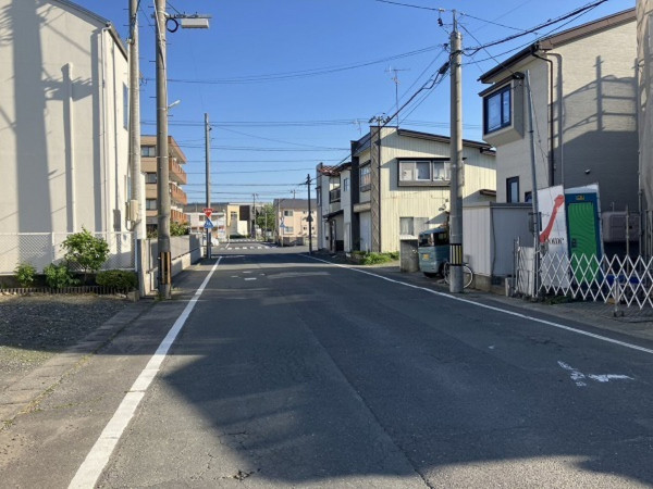 八戸市小中野、新築一戸建ての前面道路を含む現地写真画像です