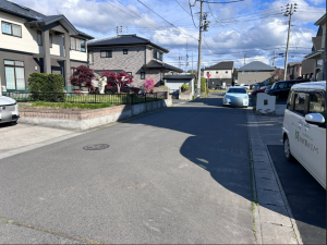 八戸市新井田西、中古一戸建ての前面道路を含む現地写真画像です