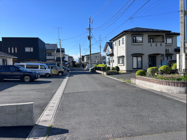 八戸市新井田西、中古一戸建ての前面道路を含む現地写真画像です