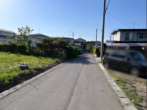 八戸市大字大久保、土地の前面道路を含む現地写真画像です