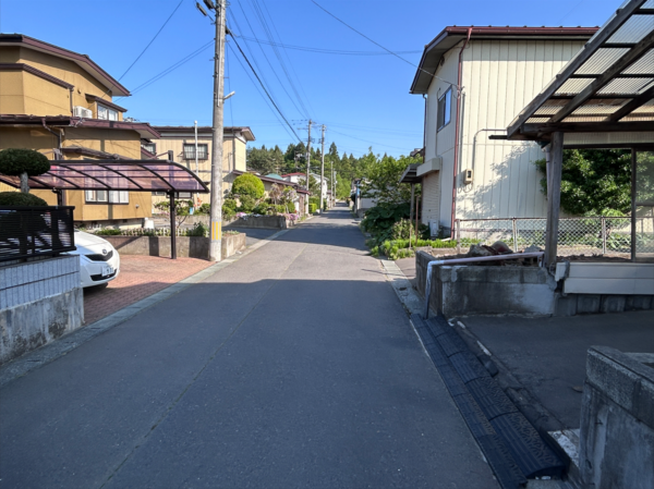 八戸市大字大久保、土地の前面道路を含む現地写真画像です