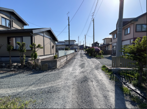 八戸市大字鮫町、中古一戸建ての前面道路を含む現地写真画像です