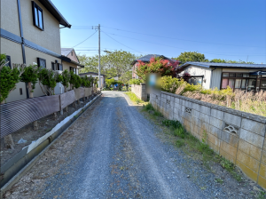 八戸市大字鮫町、中古一戸建ての前面道路を含む現地写真画像です