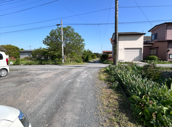 八戸市大字鮫町、中古一戸建ての前面道路を含む現地写真画像です