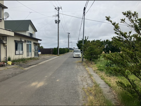 おいらせ町豊栄、土地の前面道路を含む現地写真画像です