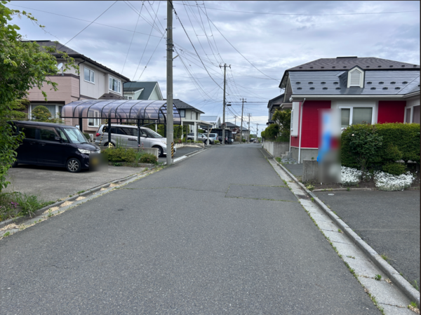 八戸市南白山台、中古一戸建ての前面道路を含む現地写真画像です