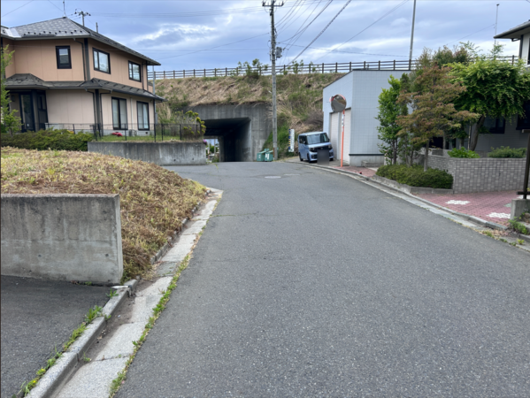 八戸市南白山台、中古一戸建ての前面道路を含む現地写真画像です