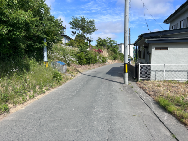 八戸市大字是川、土地の前面道路を含む現地写真画像です