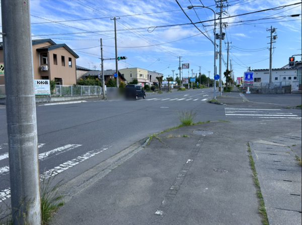 八戸市湊高台、新築一戸建ての前面道路を含む現地写真画像です