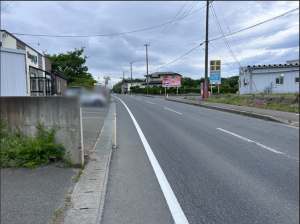 八戸市大字大久保、中古一戸建ての前面道路を含む現地写真画像です
