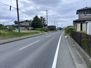 八戸市大字大久保、中古一戸建ての前面道路を含む現地写真画像です
