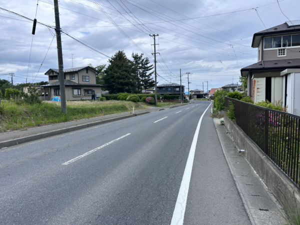 八戸市大字大久保、中古一戸建ての前面道路を含む現地写真画像です