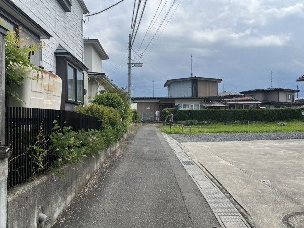 八戸市吹上、土地の前面道路を含む現地写真画像です