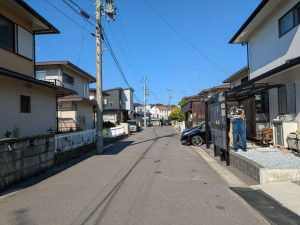 八戸市高州、中古一戸建ての前面道路を含む現地写真画像です