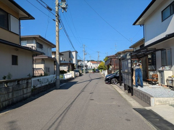 八戸市高州、中古一戸建ての前面道路を含む現地写真画像です
