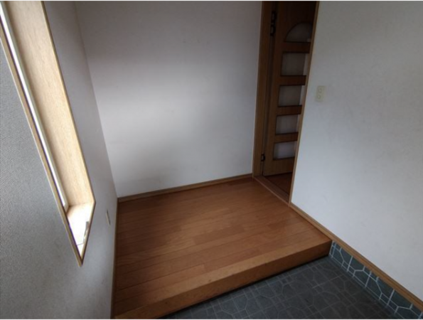 八戸市鮫町、収益物件/住宅の玄関画像です