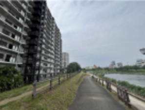 江東区亀戸、マンションの前面道路を含む現地写真画像です