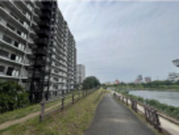 江東区亀戸、マンションの前面道路を含む現地写真画像です