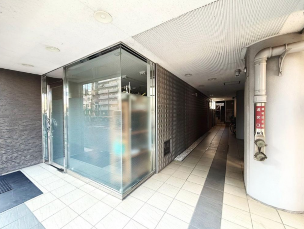 江東区亀戸、収益物件/店舗付住宅のエントランス画像です