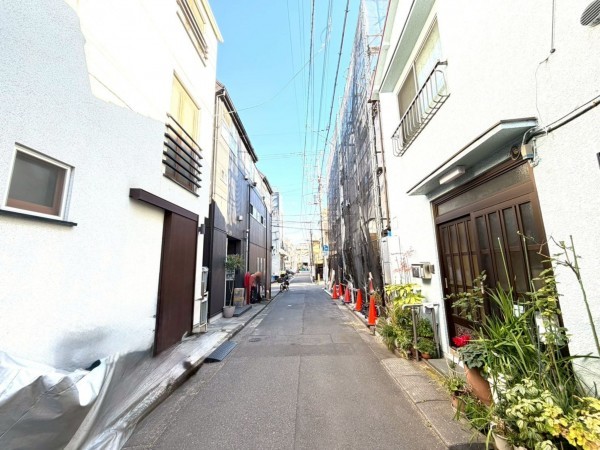 江東区大島、新築一戸建ての前面道路を含む現地写真画像です