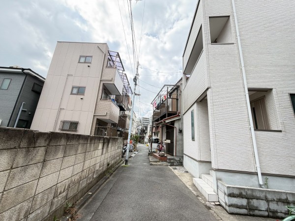 江東区亀戸、中古一戸建ての前面道路を含む現地写真画像です