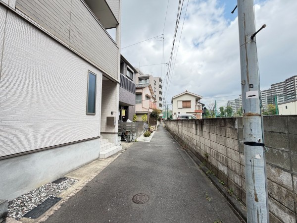 江東区亀戸、中古一戸建ての前面道路を含む現地写真画像です