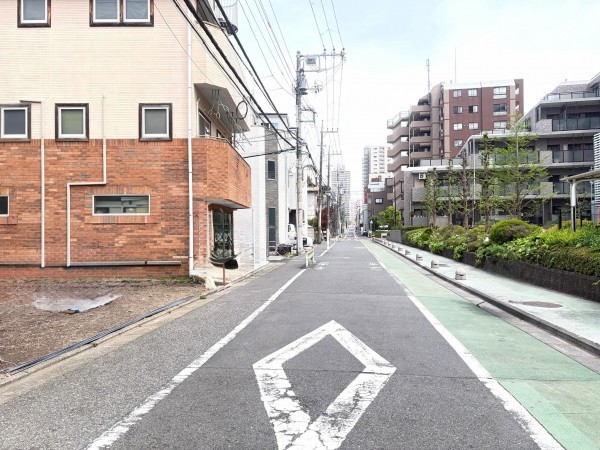 江東区大島、新築一戸建ての前面道路を含む現地写真画像です