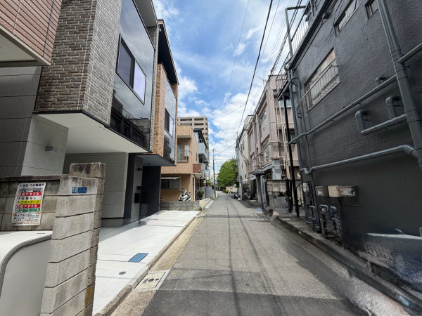 江東区南砂、新築一戸建ての前面道路を含む現地写真画像です