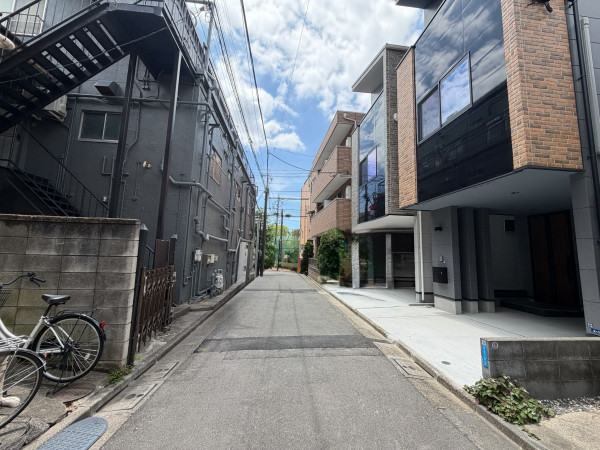 江東区南砂、新築一戸建ての前面道路を含む現地写真画像です