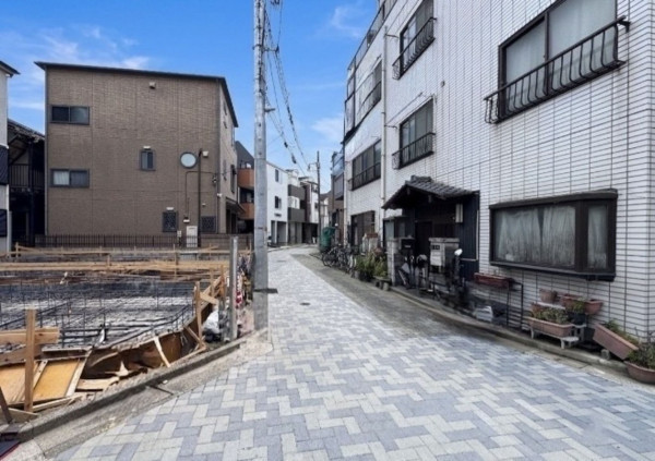 江東区東砂、新築一戸建ての前面道路を含む現地写真画像です